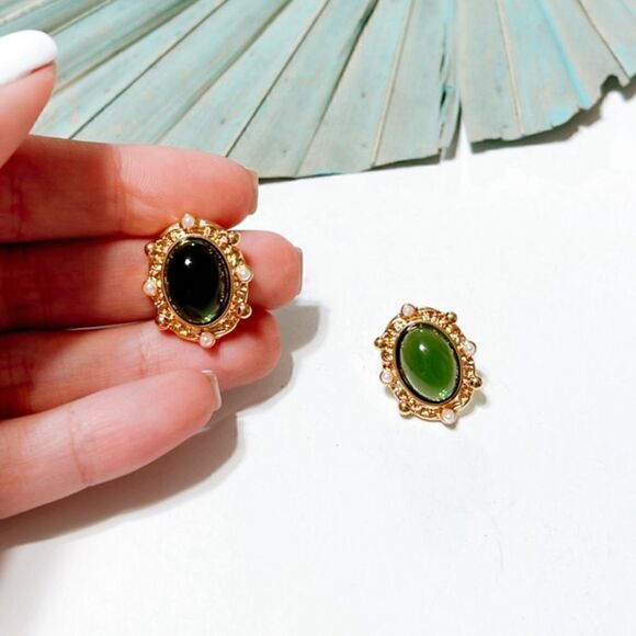 Green crystal stud earrings N325 - Picture 3 of 5